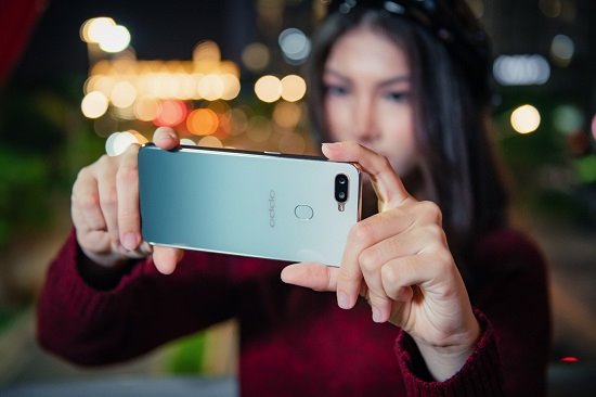 ​​​​​​​ Giáng sinh lung linh cùng phiên bản đặc biệt Xanh Phỉ Thúy của OPPO F9