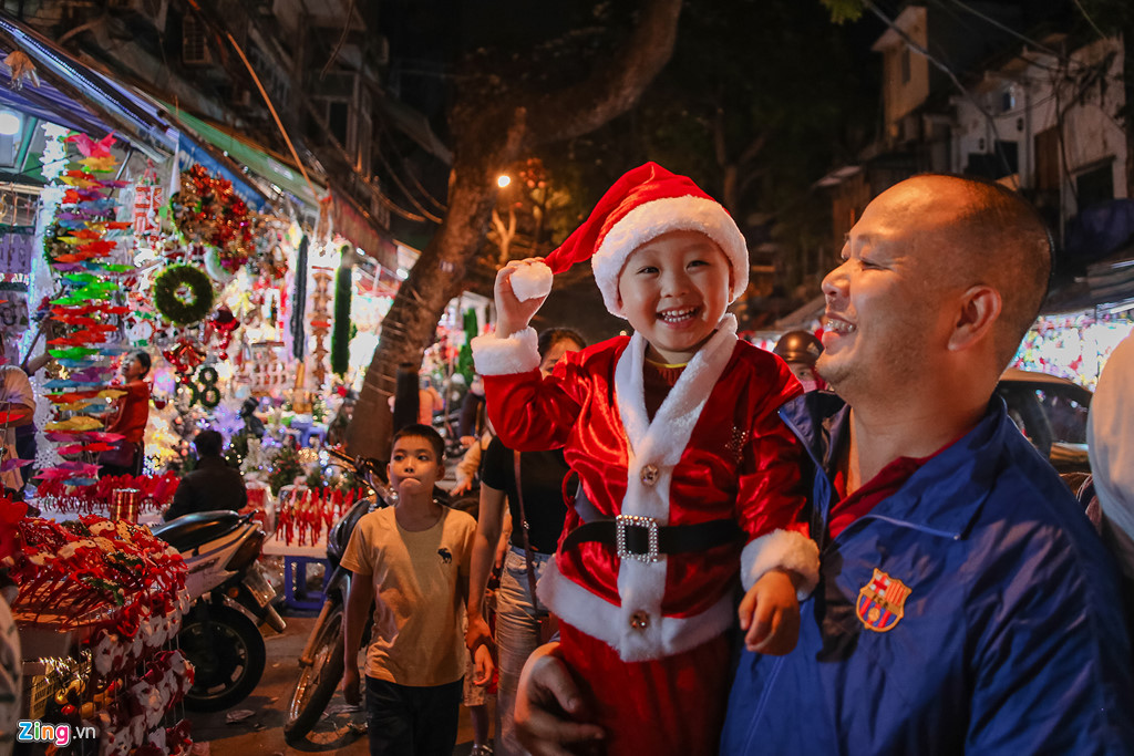 Ha Noi ngap tran khong khi Giang sinh truoc dem Noel hinh anh 21