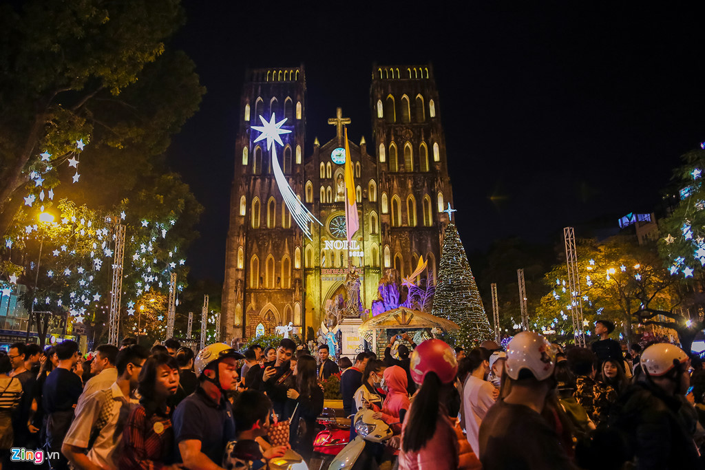 Ha Noi ngap tran khong khi Giang sinh truoc dem Noel hinh anh 15