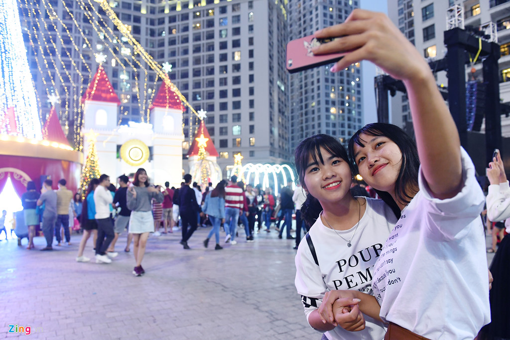 Ha Noi ngap tran khong khi Giang sinh truoc dem Noel hinh anh 7