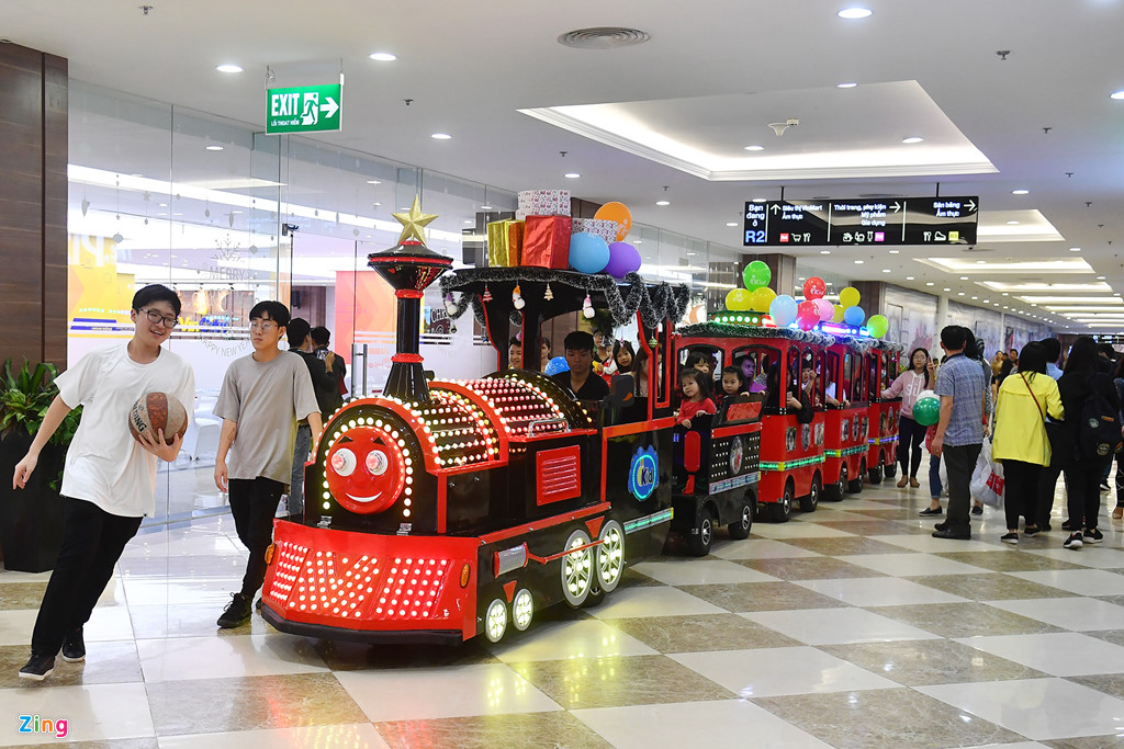 Ha Noi ngap tran khong khi Giang sinh truoc dem Noel hinh anh 12