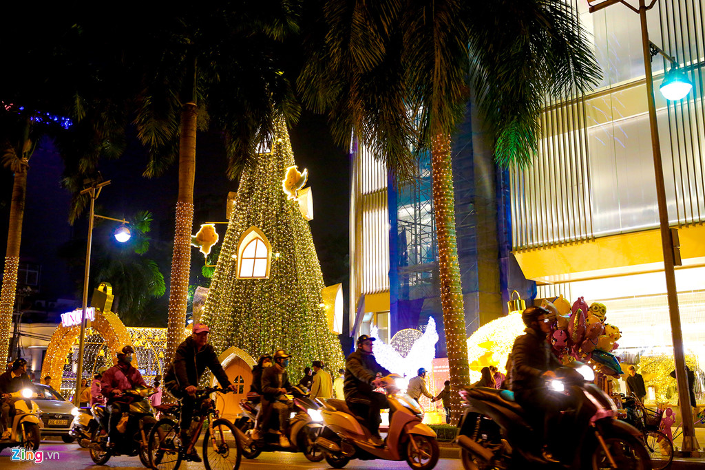 Ha Noi ngap tran khong khi Giang sinh truoc dem Noel hinh anh 5