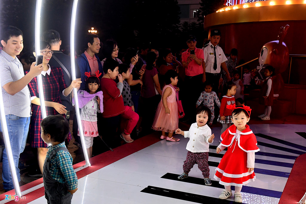 Ha Noi ngap tran khong khi Giang sinh truoc dem Noel hinh anh 10