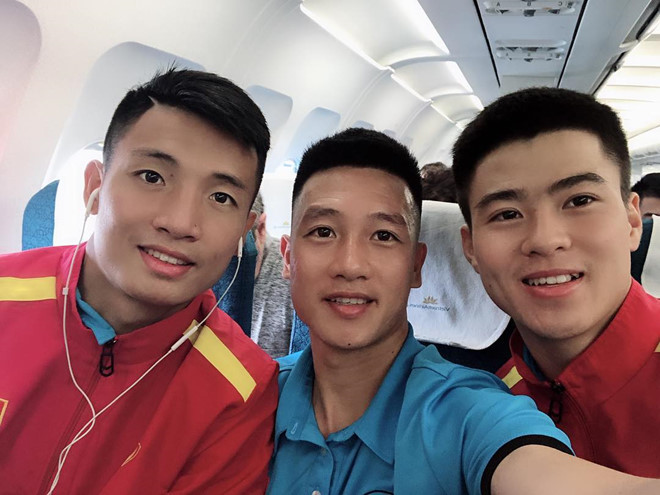 Tuyển thủ Việt Nam đăng ảnh lên đường sang Qatar tập huấn
