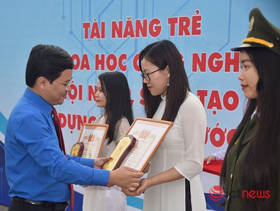 10 nữ sinh CNTT nhận phần thưởng “Nữ sinh tiêu biểu lĩnh vực Khoa học công nghệ 2018”