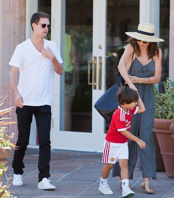 CEO Snapchat tiết lộ ‘kỷ luật thép’ đề ra cho con riêng của vợ: Chỉ được chơi điện thoại 1,5 giờ/tuần - Ảnh 1.