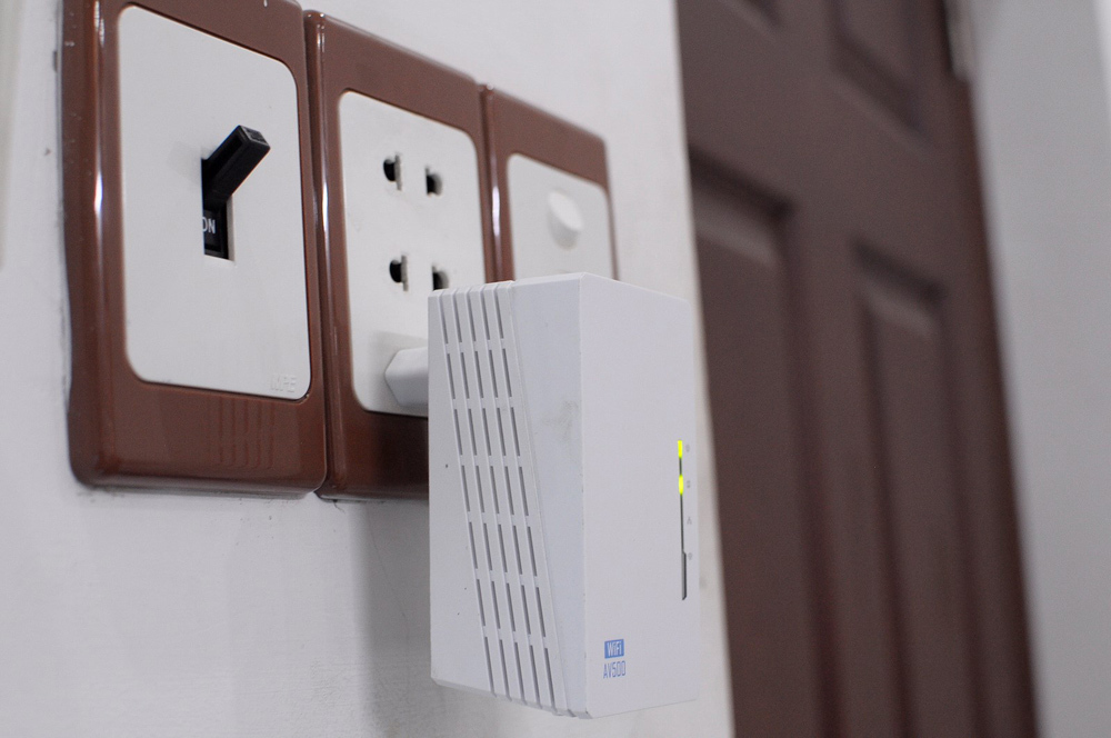 Vì sao Wi-Fi nhà bạn luôn bị chậm?