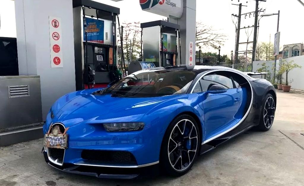 9X vung hơn 200 tỷ tậu siêu xe Bugatti Chiron