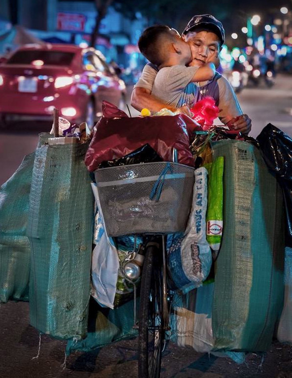 Cau be vung cao ngu gat va loat anh khien ban roi nuoc mat hinh anh 3