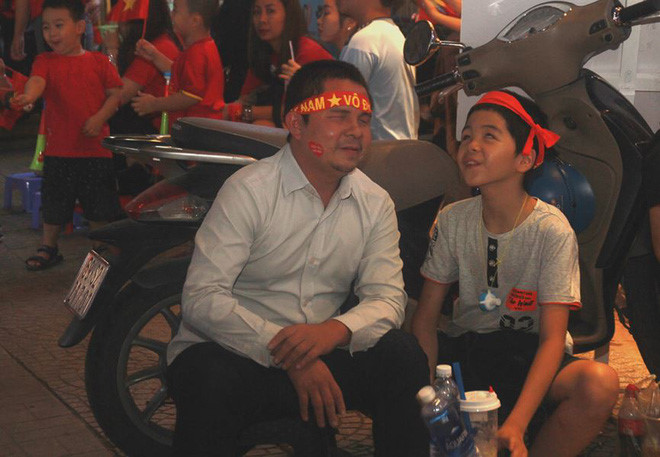 Cau be vung cao ngu gat va loat anh khien ban roi nuoc mat hinh anh 2