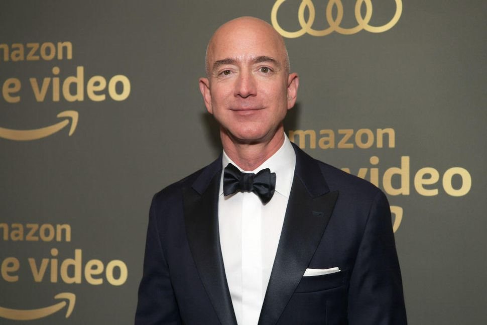 CEO Amazon có quan hệ tình cảm với phụ nữ có gia đình?