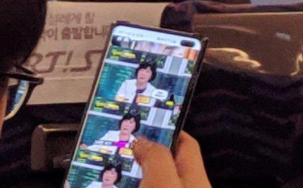 Samsung Galaxy S10+ lộ diện trên xe bus tại Hàn Quốc, có lỗ hình thoi dành cho 2 camera trước