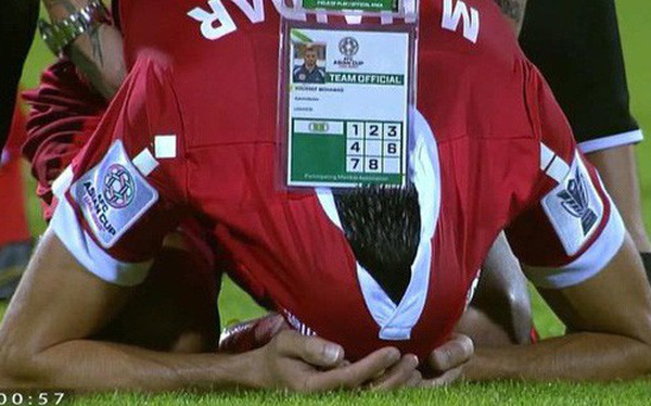 Không thể chiếm suất của Việt Nam, cầu thủ Lebanon gục khóc nức nở sau tiếng còi mãn cuộc