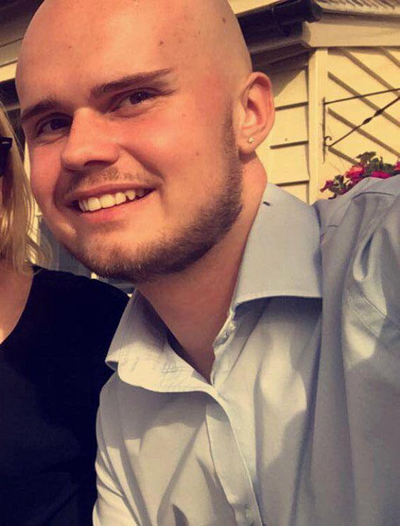 Youtuber người Anh treo cổ tử tự trong phòng riêng sau khi đánh mất iPhone - Ảnh 1.