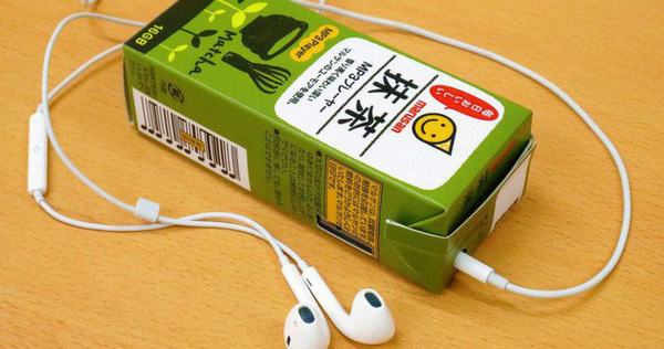 Tưởng đùa mà thật: Lấy ý tưởng từ sự lơ đãng của học sinh, công ty Nhật chế luôn máy nghe nhạc trong vỏ hộp sữa