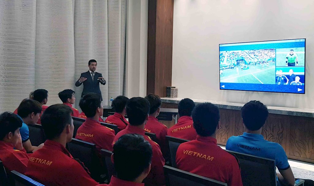Thầy Park nhắc nhở học trò phải thực hiện nghiêm luật thi đấu với công nghệ VAR