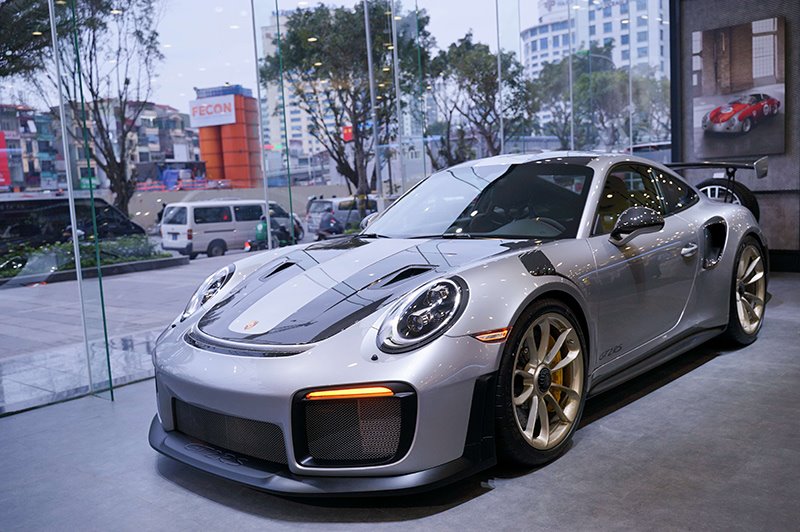 Ngắm bộ đôi xe thể thao tiền tỷ Porsche 911 GT2 RS và 718 Cayman