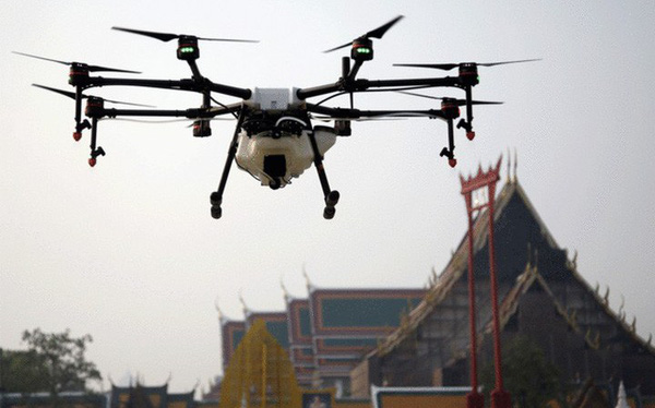 Bangkok lần đầu tiên sử dụng drone phun nước vào không khí để giảm bụi độc hại PM2.5
