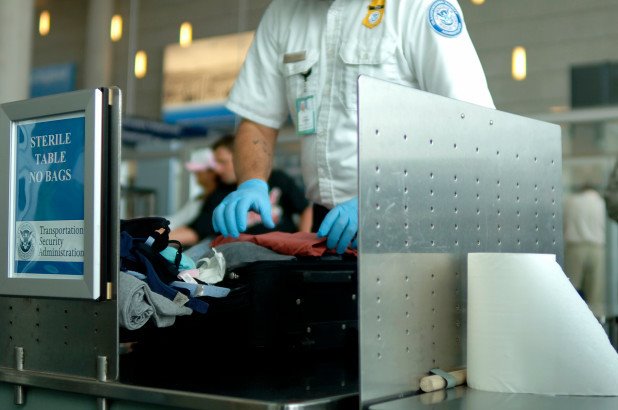 Soi hành lý ở sân bay có gây hại smartphone, laptop?