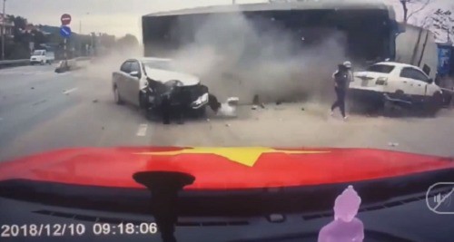 Em bé thoát chết ly kỳ dưới bánh xe container: Cư dân mạng cho rằng thần linh đã cứu giúp nhưng hãy nhìn phản xạ nhanh đến khó tin của người mẹ mà xem - Ảnh 2.