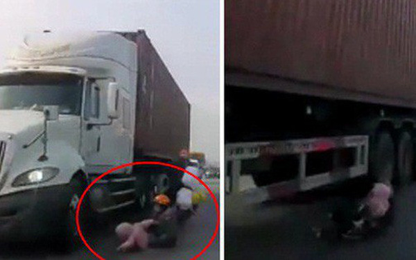 Em bé thoát chết ly kỳ dưới bánh xe container: Cư dân mạng cho rằng thần linh đã cứu giúp nhưng hãy nhìn phản xạ nhanh đến khó tin của người mẹ mà xem