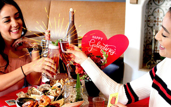 Này cánh đàn ông! Phụ nữ không còn chờ hoa và socola nữa đâu bởi họ đang mải đi chơi Galentine's Day mất rồi