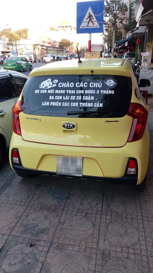 Dòng thông báo kỳ lạ dán sau cửa kính ô tô chồng khiến vợ hỉ hả, người xem cũng ôm tim 'tan chảy'