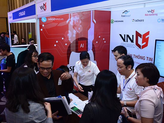 CEO VNCS: Hiện nay đang là thời cơ tốt để các doanh nghiệp CNTT Việt Nam vươn lên | Để “Make in Vietnam” được trên diện rộng, cần sự kiên trì theo đuổi của các doanh nghiệp | Để “Make in Vietnam” được trên diện rộng, các doanh nghiệp cần phải kiên trì