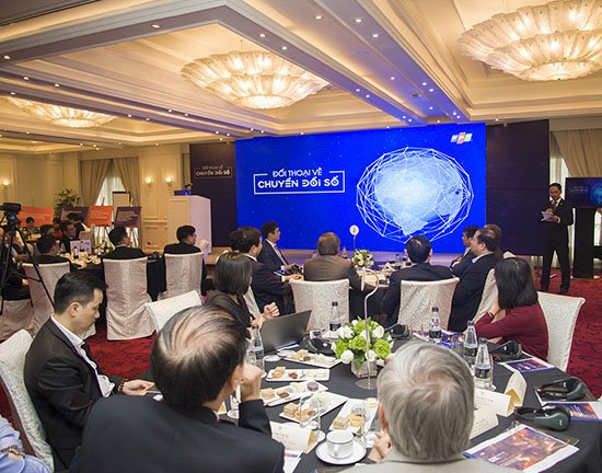 FPT đối thoại về Chuyển đổi số với 30 doanh nghiệp hàng đầu Việt Nam | CIO tập đoàn 85 tỷ USD làm Tư vấn trưởng Chuyển đổi số cho FPT | FPT tổ chức đối thoại về chuyển đổi số với 30 doanh nghiệp hàng đầu Việt Nam