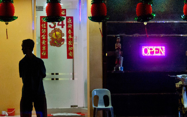 Ngành công nghiệp 'sung sướng' thời 4.0: Xài app 'tìm bạn' và đặt khách sạn là đủ, phố đèn đỏ Singapore đóng cửa vì ế khách