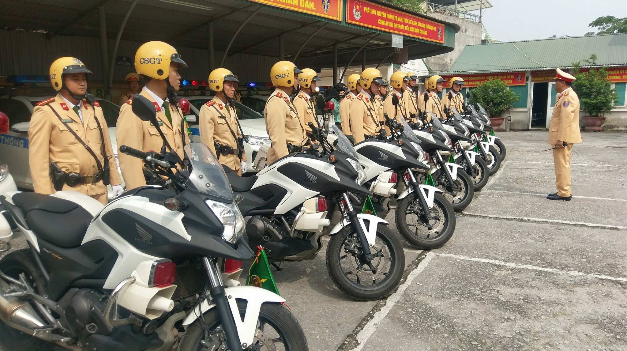 Dàn mô tô siêu độc hộ tống ông Trump khi đến Việt Nam