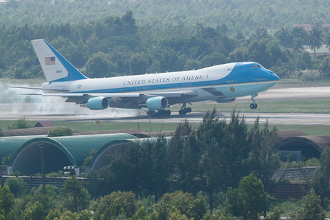 Nhung phuong tien tung phuc vu ong Trump tai Viet Nam hinh anh 2