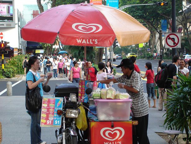 Bộ du lịch Singapore quảng cáo bánh kem gập để cạnh tranh với Samsung Galaxy Fold, giá hấp dẫn chỉ $1 - Ảnh 1.