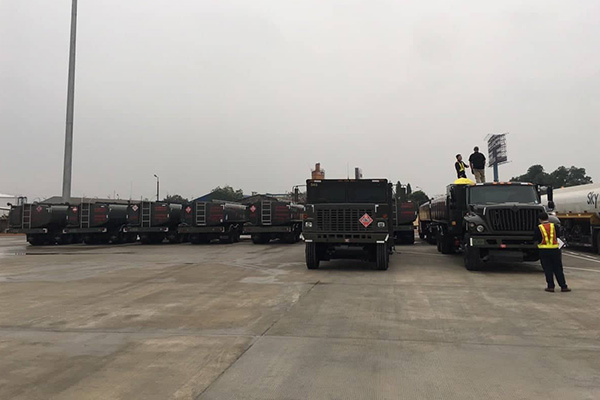 Dàn xe chuyên dụng nạp nhiên liệu máy bay đoàn Tổng thống Trump