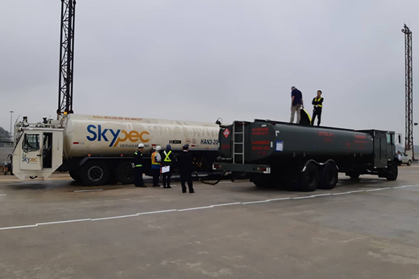 Dàn xe chuyên dụng nạp nhiên liệu máy bay đoàn Tổng thống Trump