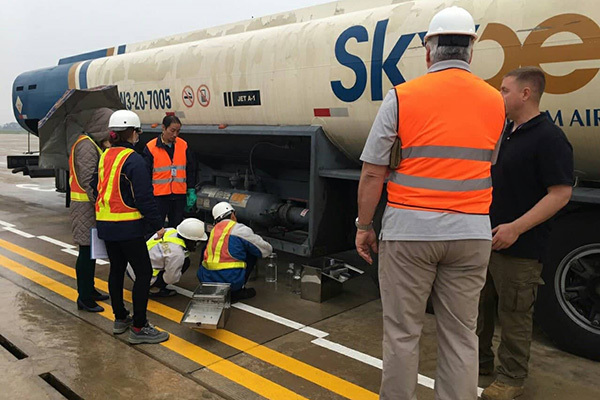 Dàn xe chuyên dụng nạp nhiên liệu máy bay đoàn Tổng thống Trump