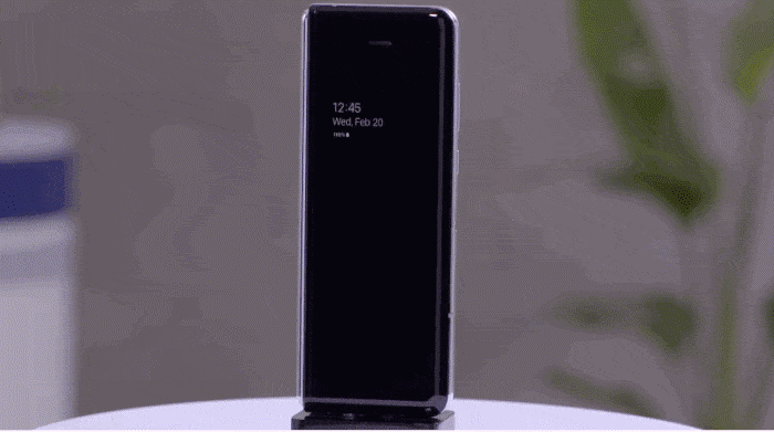 Samsung tung clip trên tay thực tế Galaxy Fold: Nhỏ gọn như một cuốn sổ tay - Ảnh 2.