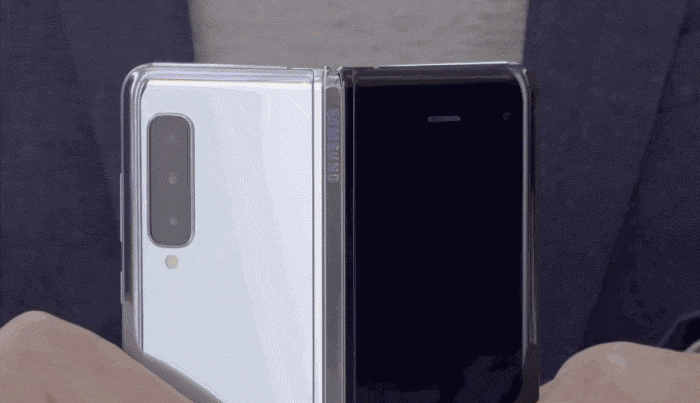 Samsung tung clip trên tay thực tế Galaxy Fold: Nhỏ gọn như một cuốn sổ tay - Ảnh 5.