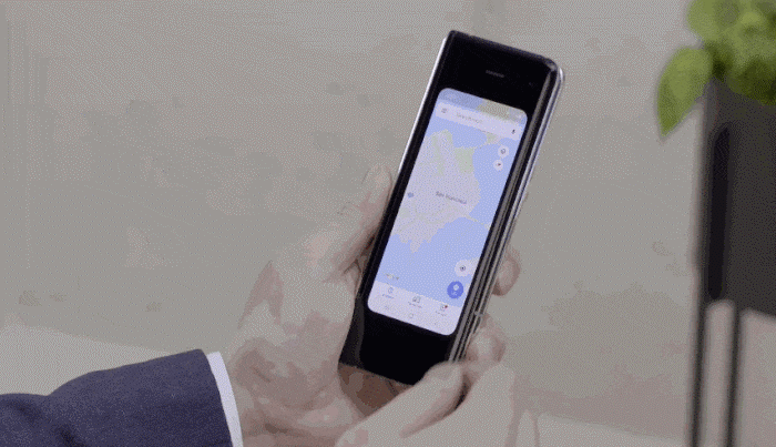 Samsung tung clip trên tay thực tế Galaxy Fold: Nhỏ gọn như một cuốn sổ tay - Ảnh 7.