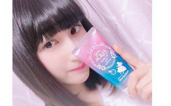 Marketing kiểu Nhật: In ngược bao bì trên tuýp kem chống nắng để chị em selfie cho tiện!