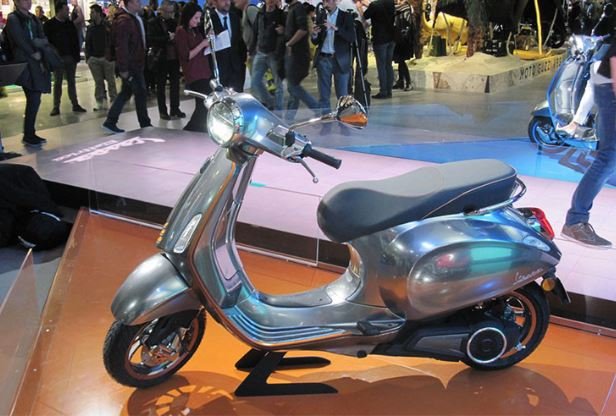 Xe máy điện Vespa Elettrica đang trong quá trình đăng kiểm tại Việt Nam