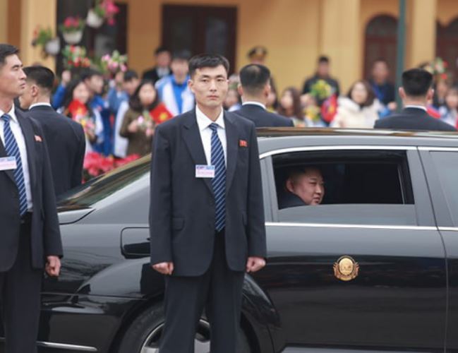 Điều chưa biết về 12 vệ sĩ chạy theo xe Chủ tịch Kim Jong-un