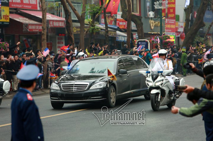 Đoàn xe của ông Kim Jong-un tới Hà Nội