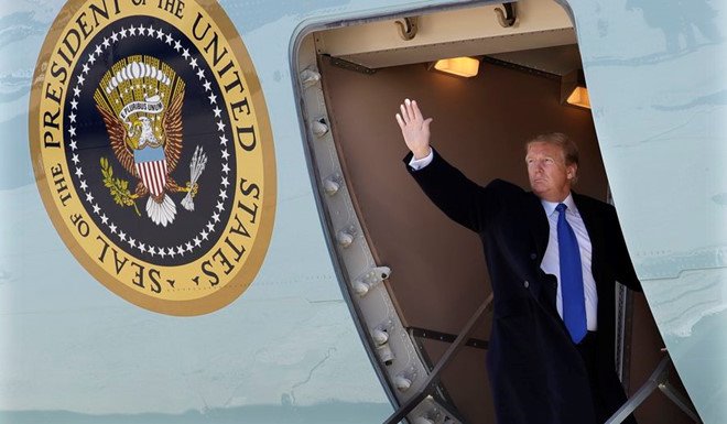 Tổng thống Trump lên Air Force One để tới Việt Nam