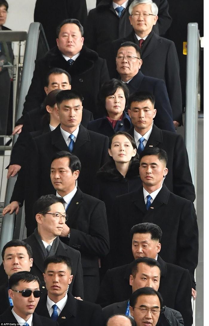 Người phụ nữ quyền lực 'như hình với bóng' cùng ông Kim Jong-un