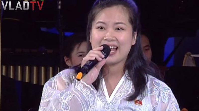 Vẻ đẹp nữ ca sĩ tháp tùng ông Kim Jong Un đến Hà Nội