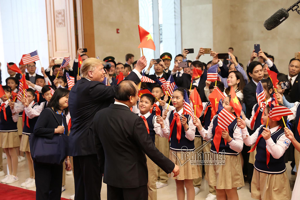 Thứ trưởng Ngoại giao nói về hình ảnh Tổng thống Trump cầm cờ Việt