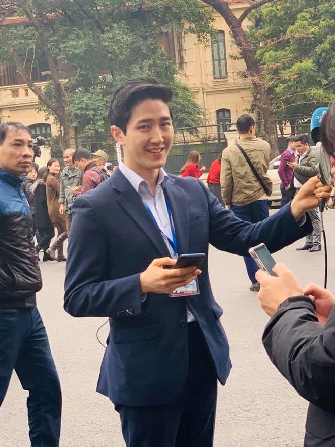 Nam phóng viên Hàn tăng follow nhanh chóng, fan Việt vào khen đẹp trai