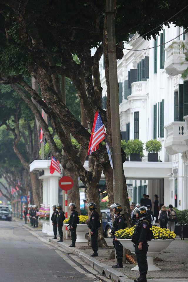 An ninh dày đặc chốt chặn mọi ngả đường về KS Metropole, sẵn sàng khai màn thượng đỉnh Mỹ-Triều - Ảnh 7.
