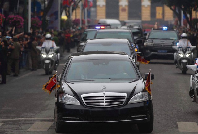 Chi tiết lạ trên chiếc Mercedes-Benz S600 bọc thép của ông Kim Jong-un khiến nhiều người đặt ra dấu hỏi lớn - Ảnh 5.